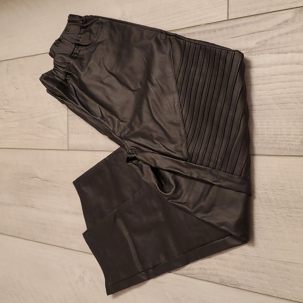 Black pants/leggings